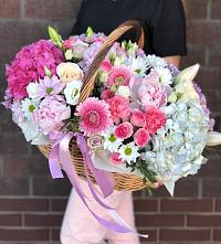 Композиция солнечный день в Щедрино Цветочная композиция из Розы, Хризантемы, Пионы и Лизиантусы в корзине в Щедрино