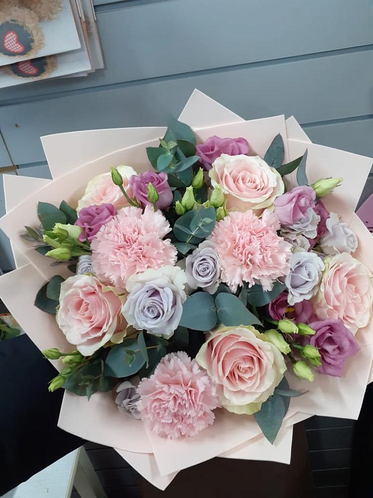 Букет цветов из: Розы, Гвоздики и Лизиантусы в Щедрино